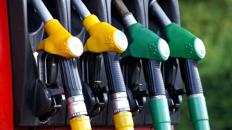 Netikėtas efektas po JAV ir Irano paliaubų: nafta smarkiai pinga, akcijos kyla rekordiniu tempu
