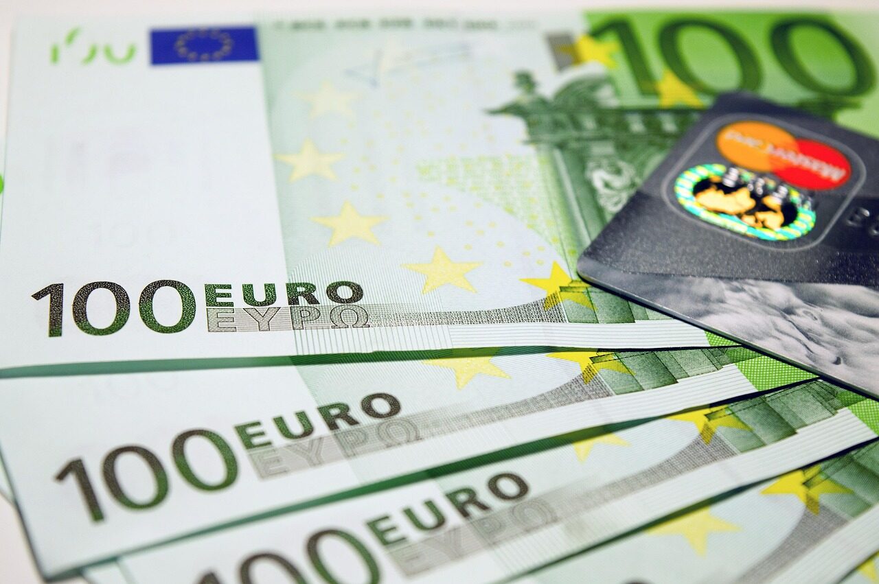 Šokiruojantys atlyginimų skirtumai Europoje: vienur gyveni patogiai, kitur vos išgyveni