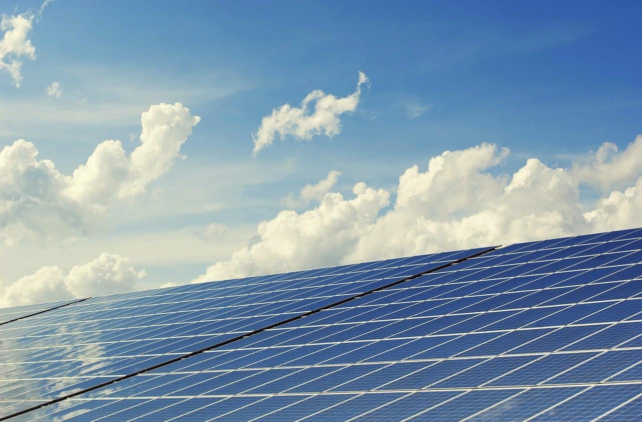 Didžiulis energetinis JAE šuolis: per dešimtmetį saulės jėgainių galią didins penkiskart