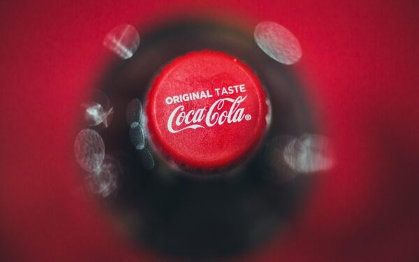 Gėrimų milžinė stebina rinką: „Coca-Cola“ akcijos šiemet kyla sparčiau nei indeksas