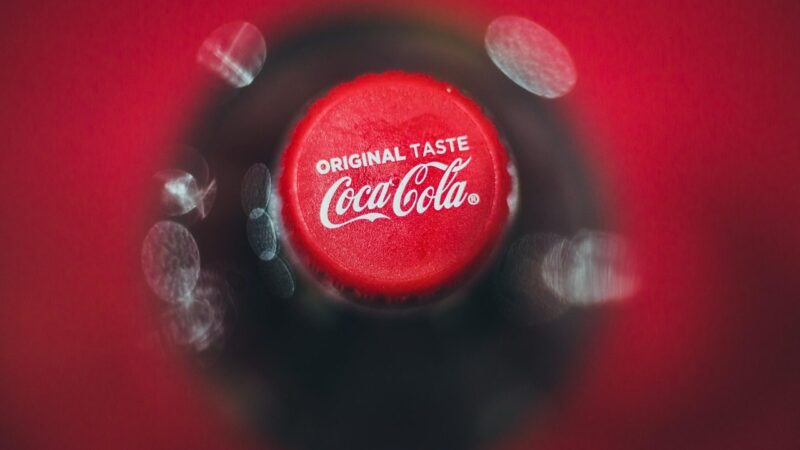Gėrimų milžinė stebina rinką: „Coca-Cola“ akcijos šiemet kyla sparčiau nei indeksas