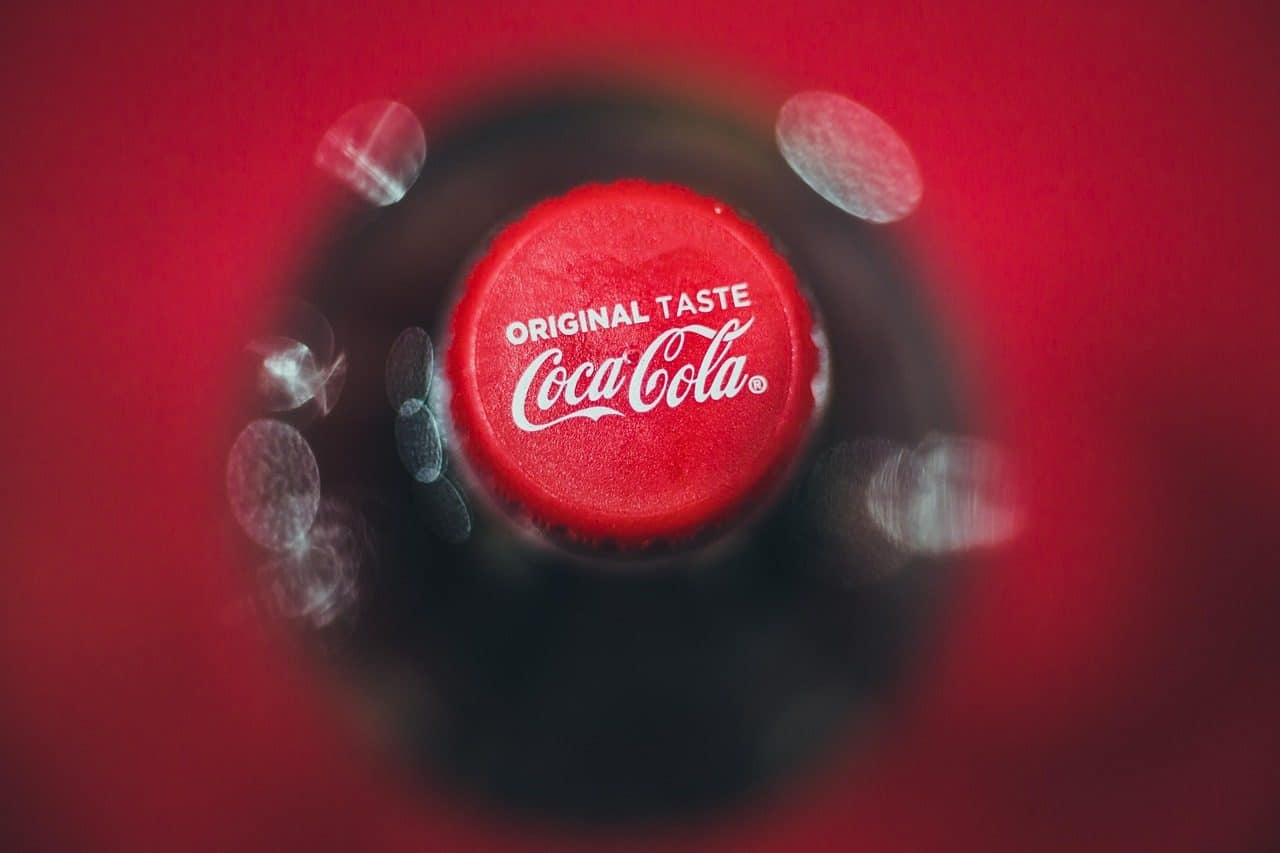 Gėrimų milžinė stebina rinką: „Coca-Cola“ akcijos šiemet kyla sparčiau nei indeksas