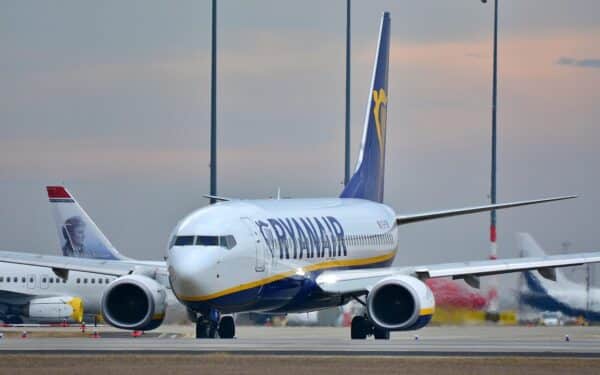 Iš „Ryanair“ – nemalonios žinios keleiviams: dėl kuro stygiaus gali keistis skrydžių kainos ir grafikai
