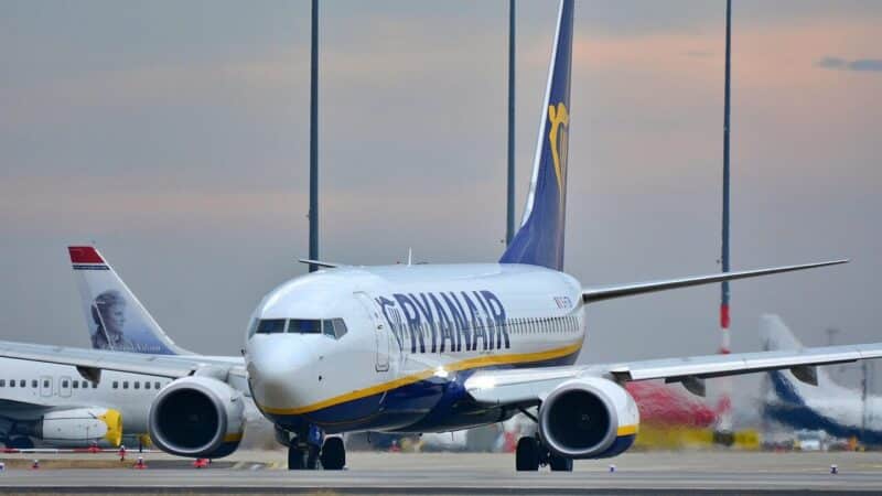 Iš „Ryanair“ – nemalonios žinios keleiviams: dėl kuro stygiaus gali keistis skrydžių kainos ir grafikai