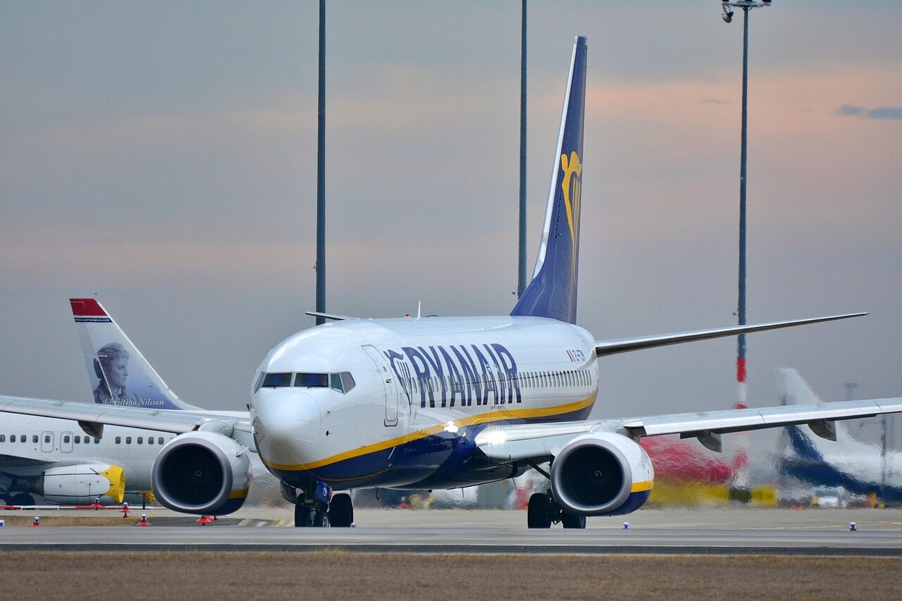 Iš „Ryanair“ – nemalonios žinios keleiviams: dėl kuro stygiaus gali keistis skrydžių kainos ir grafikai