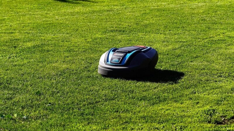 Išmanus kiemas be pastangų: robotai vejapjovės dirba net jums nesant namuose