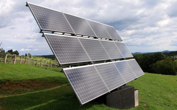 Į tinklą įjungtas naujas saulės energijos parkas, projektas kainavo dešimtis milijonų