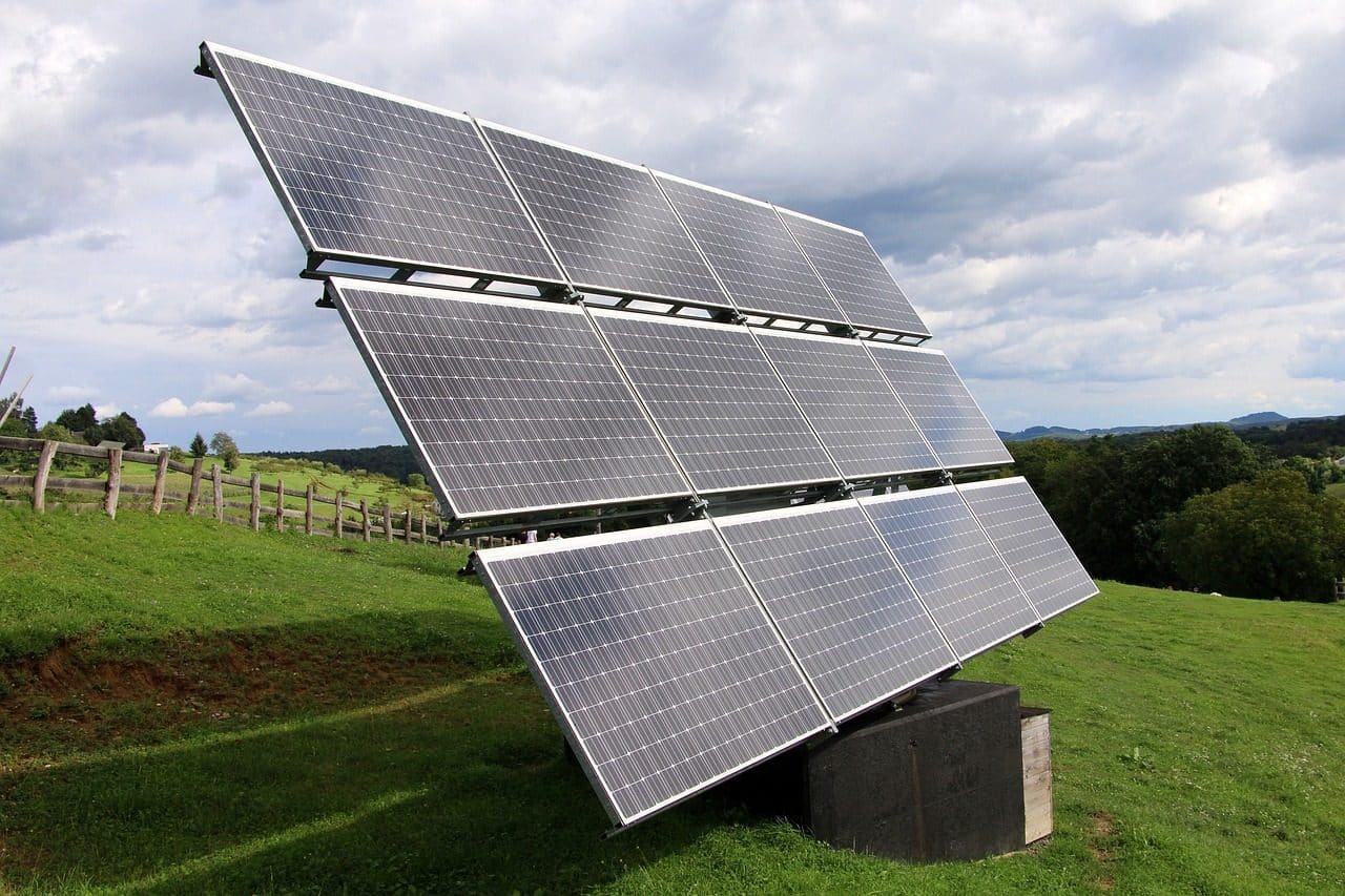 Į tinklą įjungtas naujas saulės energijos parkas, projektas kainavo dešimtis milijonų