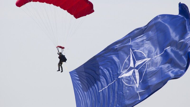 Trumpo grasinimai pasitraukti iš NATO sulaukė griežtos reakcijos: nepritarė net respublikonai
