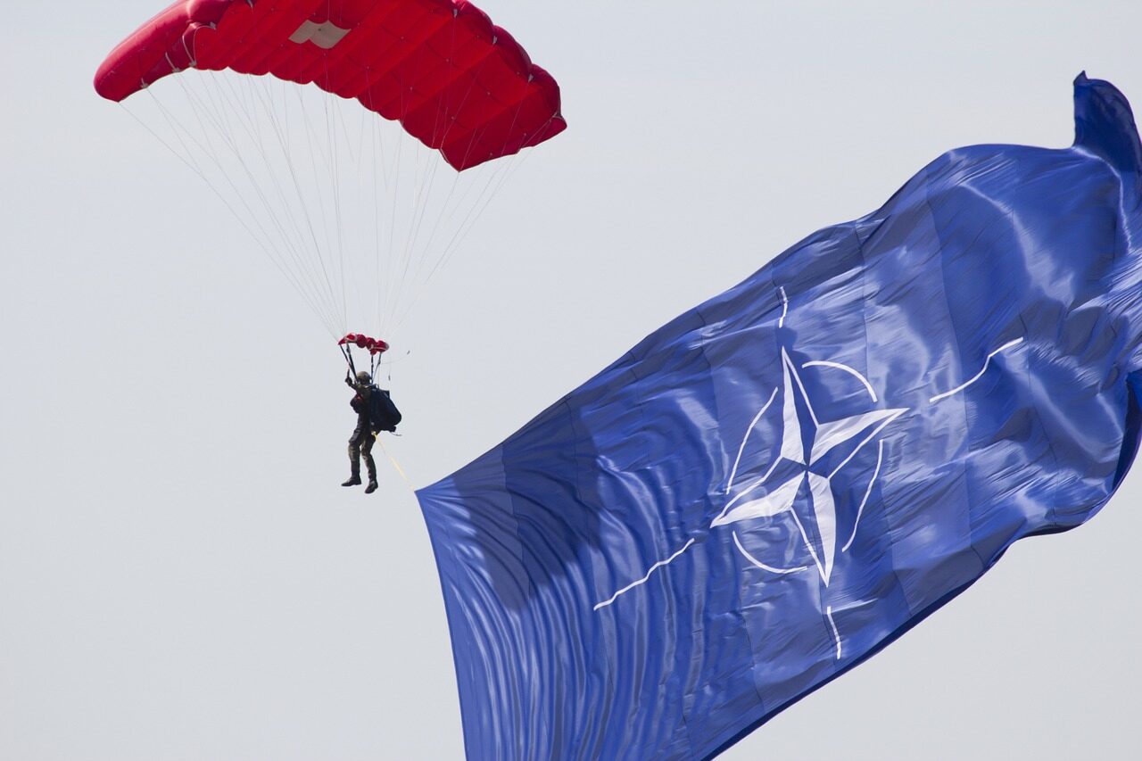 Trumpo grasinimai pasitraukti iš NATO sulaukė griežtos reakcijos: nepritarė net respublikonai