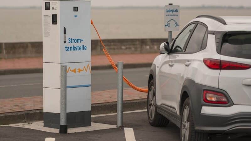Skaičiai kalba patys: kiek sutaupo įmonės pasirinkusios elektrinius automobilius?
