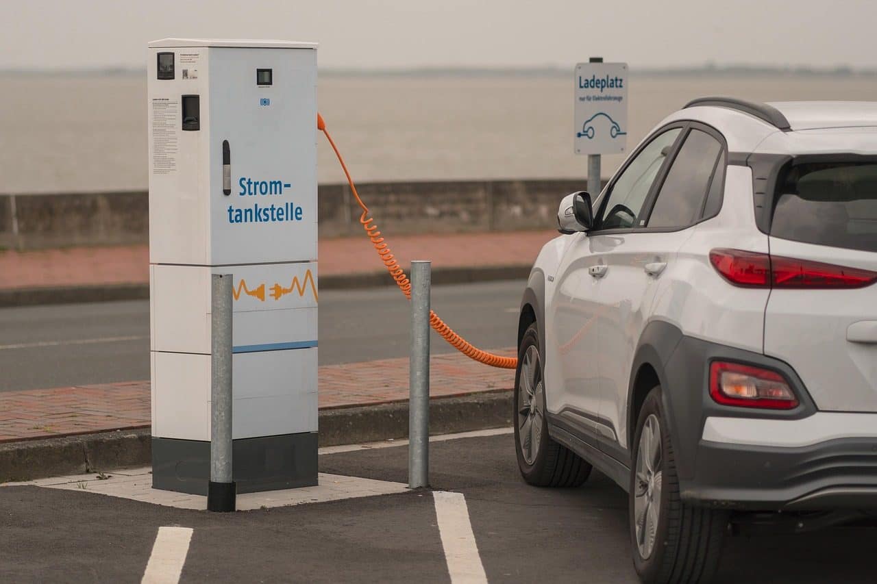 Skaičiai kalba patys: kiek sutaupo įmonės pasirinkusios elektrinius automobilius?