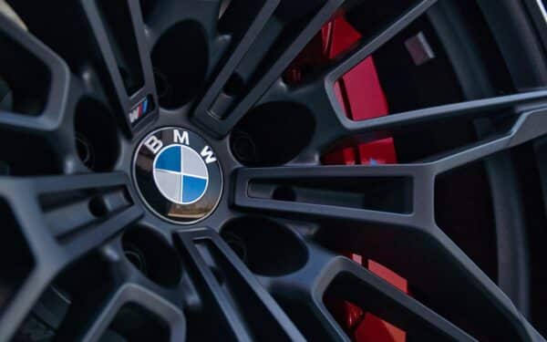 Spaudimas Kinijoje ir muitai: BMW pelnas smuko iki žemiausio lygio nuo pandemijos