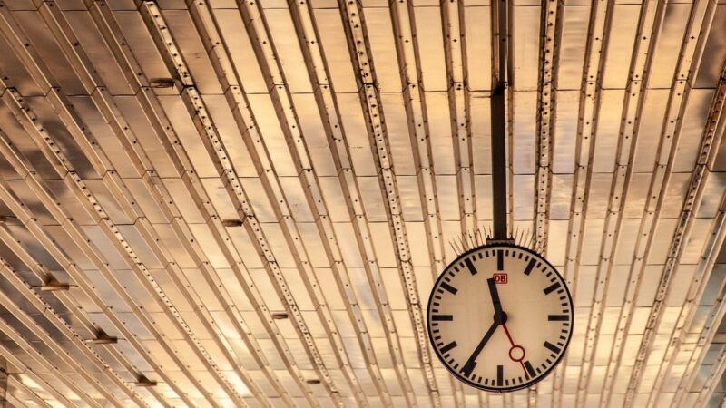 Vėl persuksime laiką, bet ar sutaupysime? Ekspertai turi nemalonių naujienų