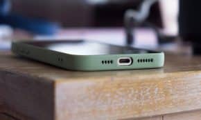 Išmanusis telefonas su dėklu. Pixabay nuotr.