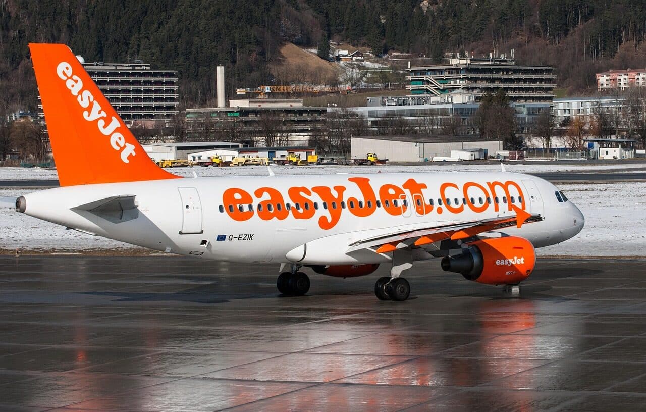 „EasyJet” perspėjimas: kuro kaina didina nuostolius, o klientai delsia pirkti bilietus