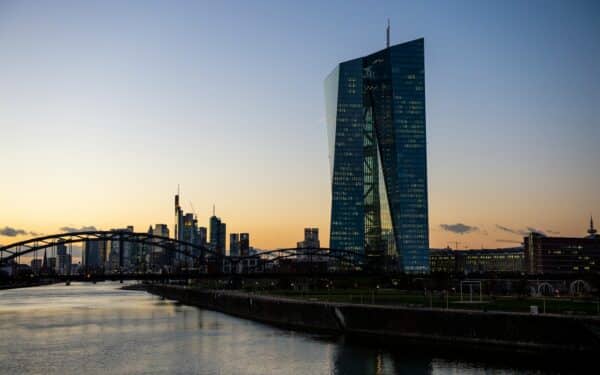 ECB vėl skaičiuoja milijardinį minusą, ar tai pavojus euro stabilumui?