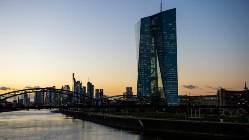 ECB vėl skaičiuoja milijardinį minusą, ar tai pavojus euro stabilumui?