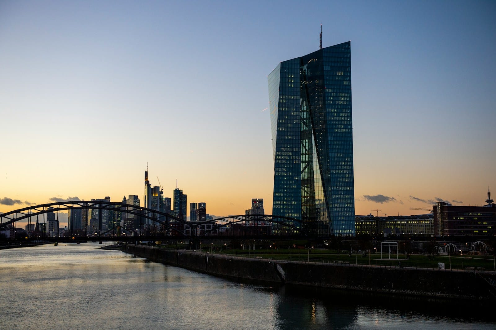 ECB vėl skaičiuoja milijardinį minusą, ar tai pavojus euro stabilumui?