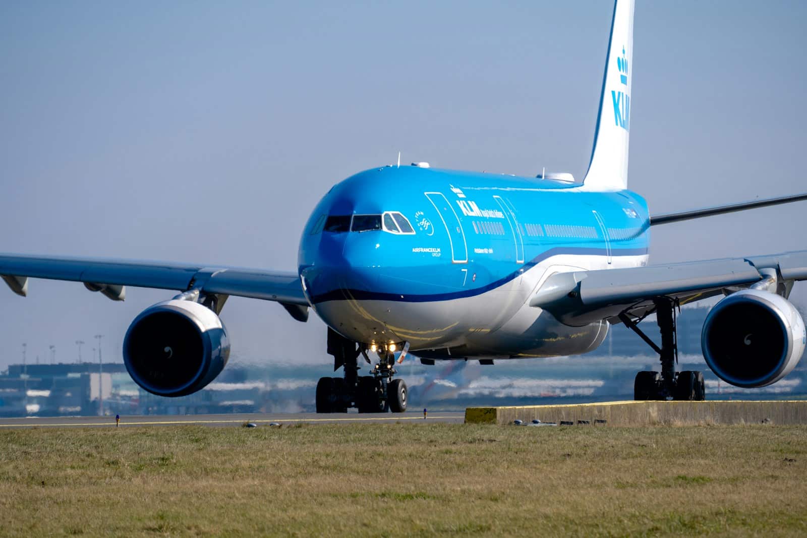 Europos aviacijos sektoriuje krizė: kuro atsargų liko vos 6 savaitėms, gresia smūgis ekonomikai