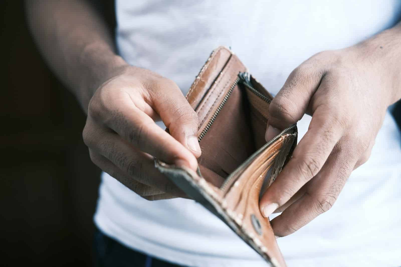 Pasitikite finansų „konsultantais“? Jūsų pinigai gali ištirpti greičiau nei manote