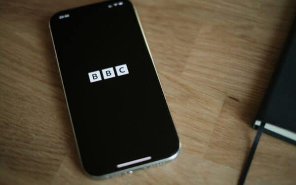 BBC naujas vadovas susiduria su audra: ieškinys už 10 mlrd. ir sunkios derybos dėl ateities