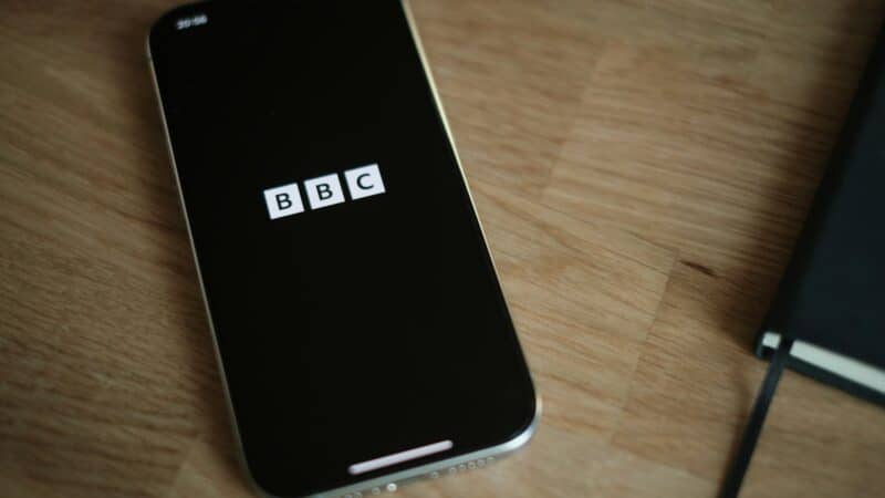 BBC naujas vadovas susiduria su audra: ieškinys už 10 mlrd. ir sunkios derybos dėl ateities