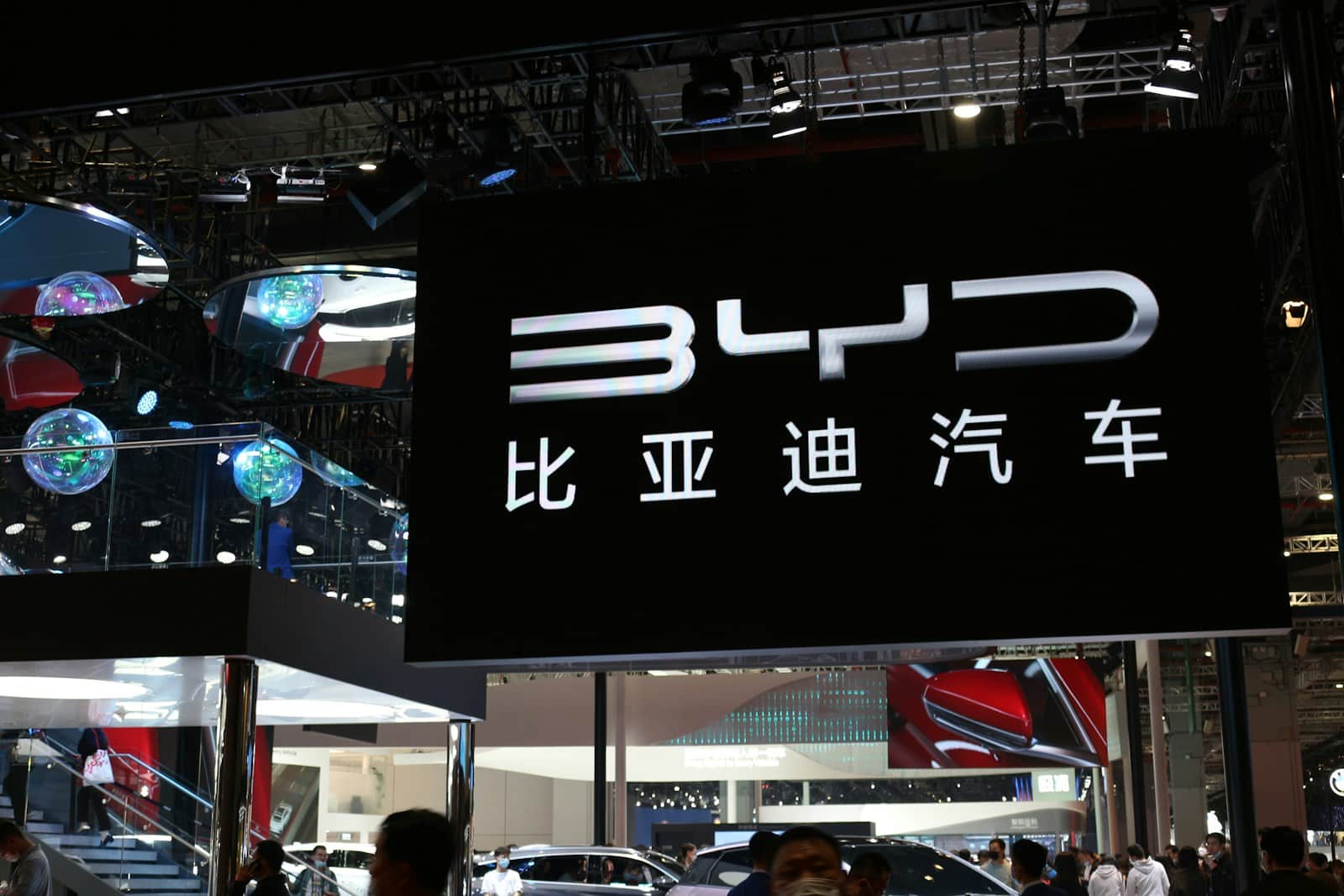 Elektromobilių revoliucija virsta krize? Spartus BYD augimas slepia nerimą keliančius ženklus