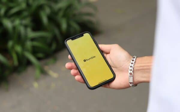 Pažinčių programėlė „Bumble” integruoja DI asistentą pažinčių rekomenducijoms