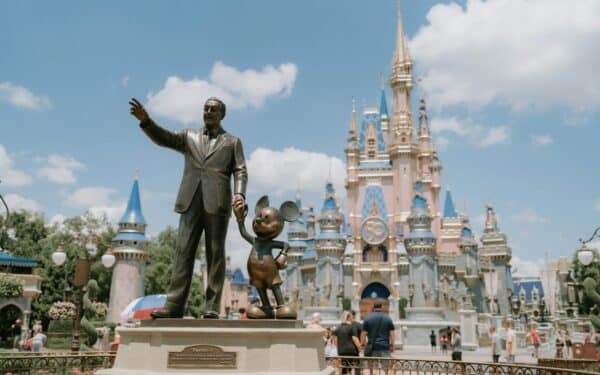 Disney akcijos krito iki 10 mėn. dugno, bet naujas CEO ir dvigubas pelno šuolis gali viską apversti