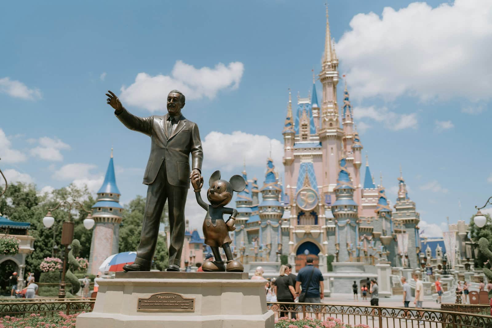 Disney akcijos krito iki 10 mėn. dugno, bet naujas CEO ir dvigubas pelno šuolis gali viską apversti