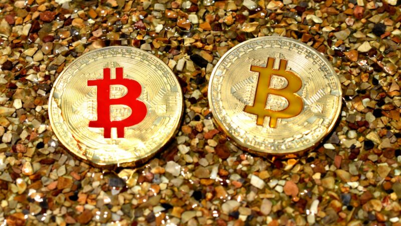 Kriptovaliutų programėlės keičiasi: „GalaxyOne“ įtraukia stakingą ir vilioja grąža