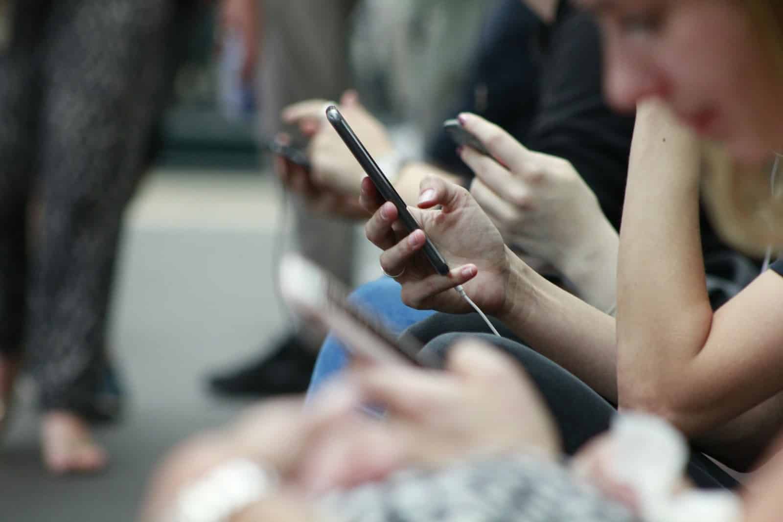 Skamba pavojaus varpai: perspėja dėl amžiaus tikrinimo internete keliamų pavojų