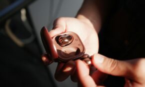 „Galaxy Buds“ ausinukai. Unsplash nuotr.