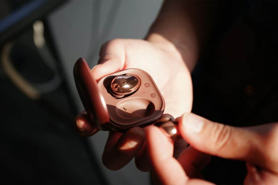 „Galaxy Buds“ ausinukai. Unsplash nuotr.