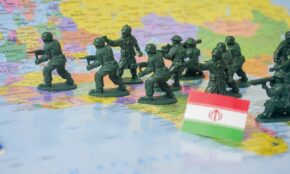 Žaisliniai kariai su Irano vėliava. Unsplash nuotr.