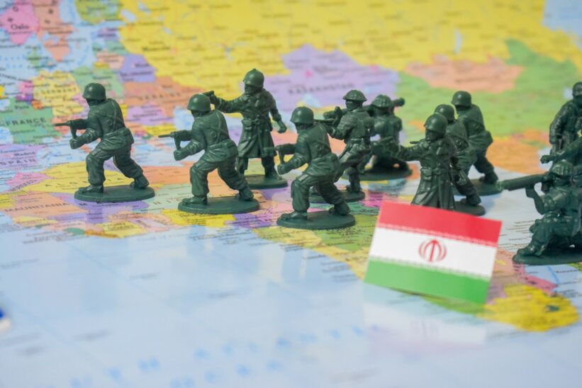 Žaisliniai kariai su Irano vėliava. Unsplash nuotr.