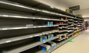 Tuščios lentynos. Unsplash nuotr.