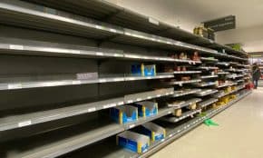 Tuščios lentynos. Unsplash nuotr.