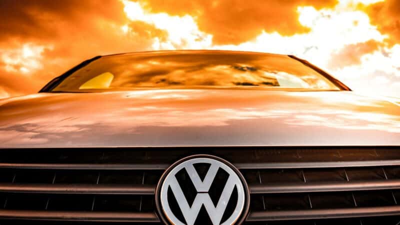 Staigus galios pokytis: „Volkswagen“ ieško pagalbos Kinijoje, ar tai nauja pramonės realybė?