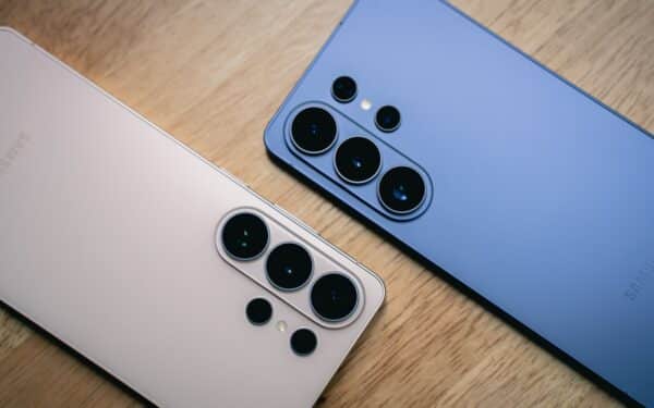 „Galaxy S26“ įrenginių pirkėjai neslepia pykčio, pasipylė vairuotojų skundai