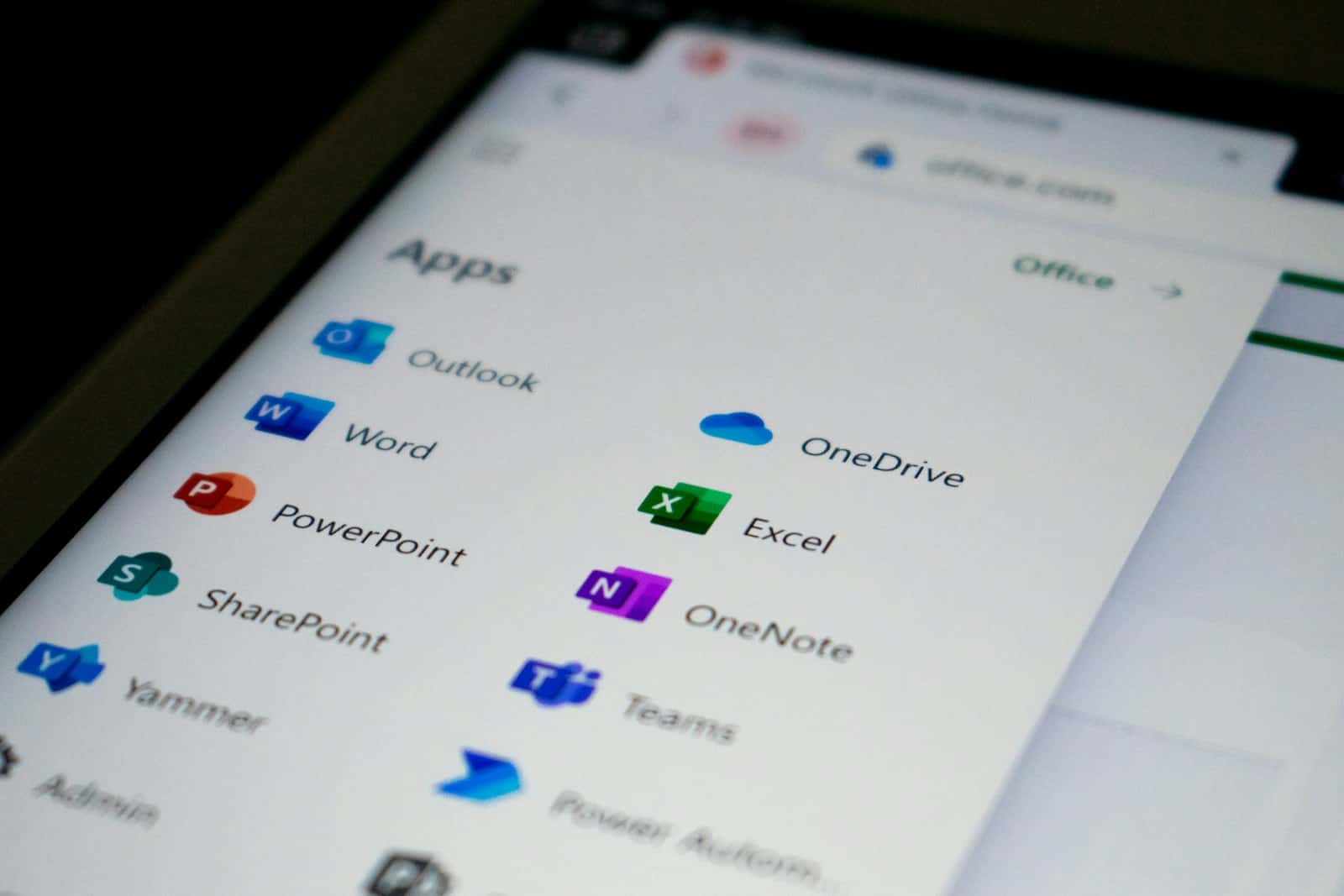 „Microsoft“ siekia daugiau pajamų iš DI, pristato brangesnį „Office“ planą