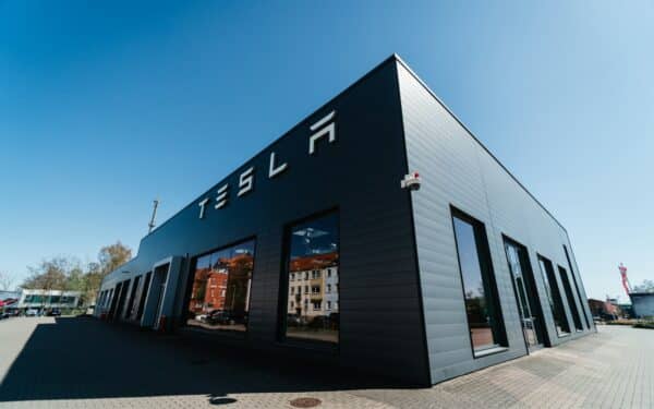 Milijardinis „Tesla“ sandoris su „LG Energy Solution“: kas slypi už šio sprendimo?
