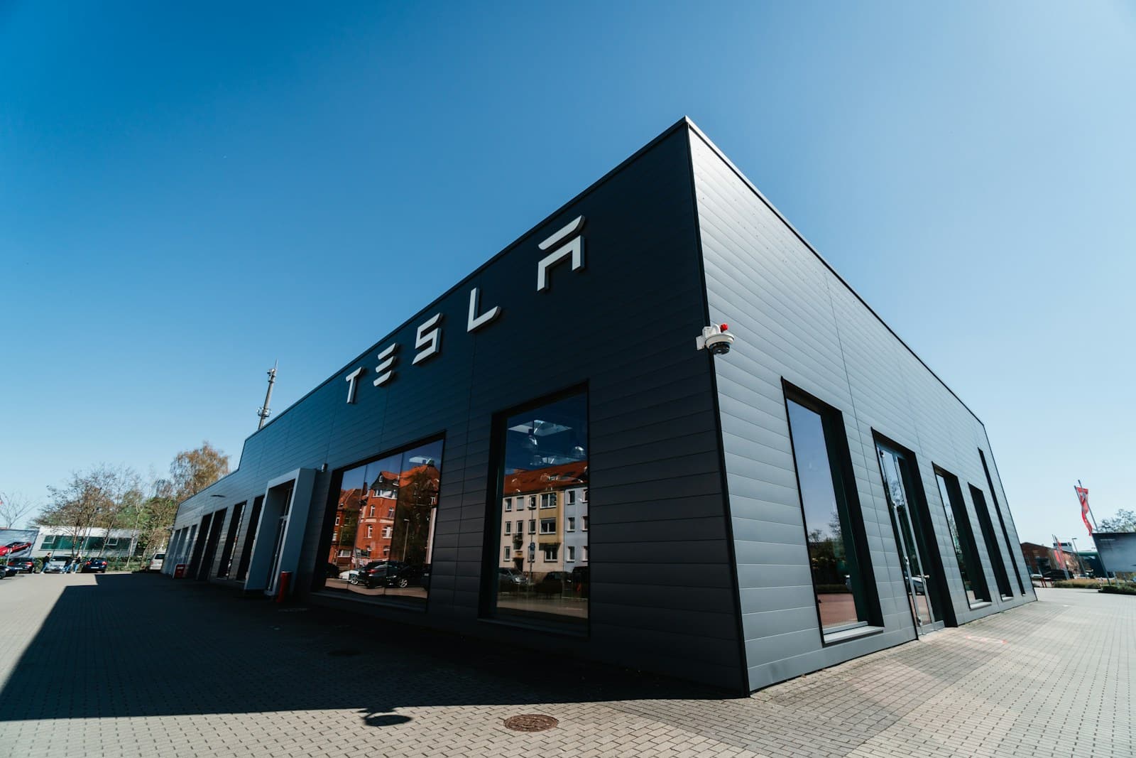 Milijardinis „Tesla“ sandoris su „LG Energy Solution“: kas slypi už šio sprendimo?