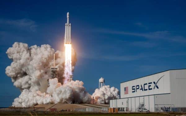 Muskas sujungė dvi savo bendroves – „SpaceX“ ir dirbtinio intelekto kūrėją „xAI“