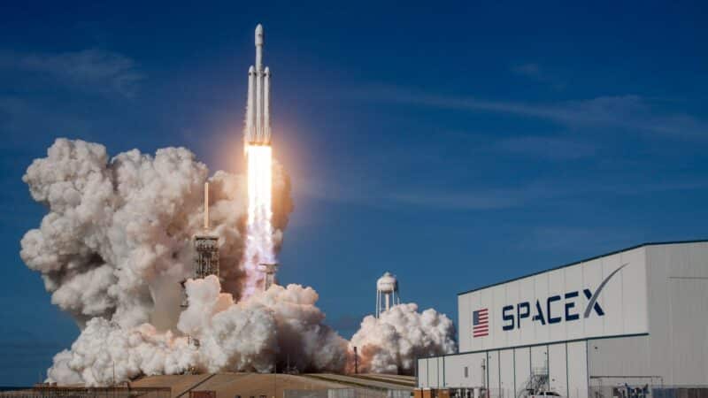 Muskas sujungė dvi savo bendroves – „SpaceX“ ir dirbtinio intelekto kūrėją „xAI“