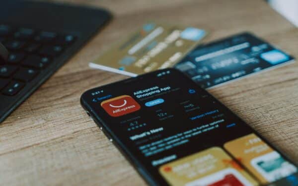 Internetiniams pirkėjams smogs pokyčiai: įvedamas mokestis siuntoms