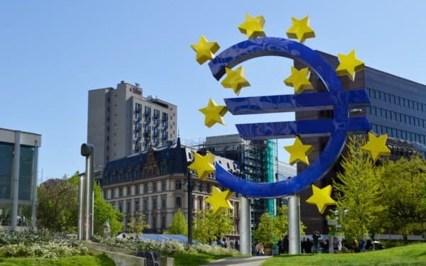 ES tokenizuotų vertybinių popierių platforma pritraukė pirmąjį reguliuojamą banką