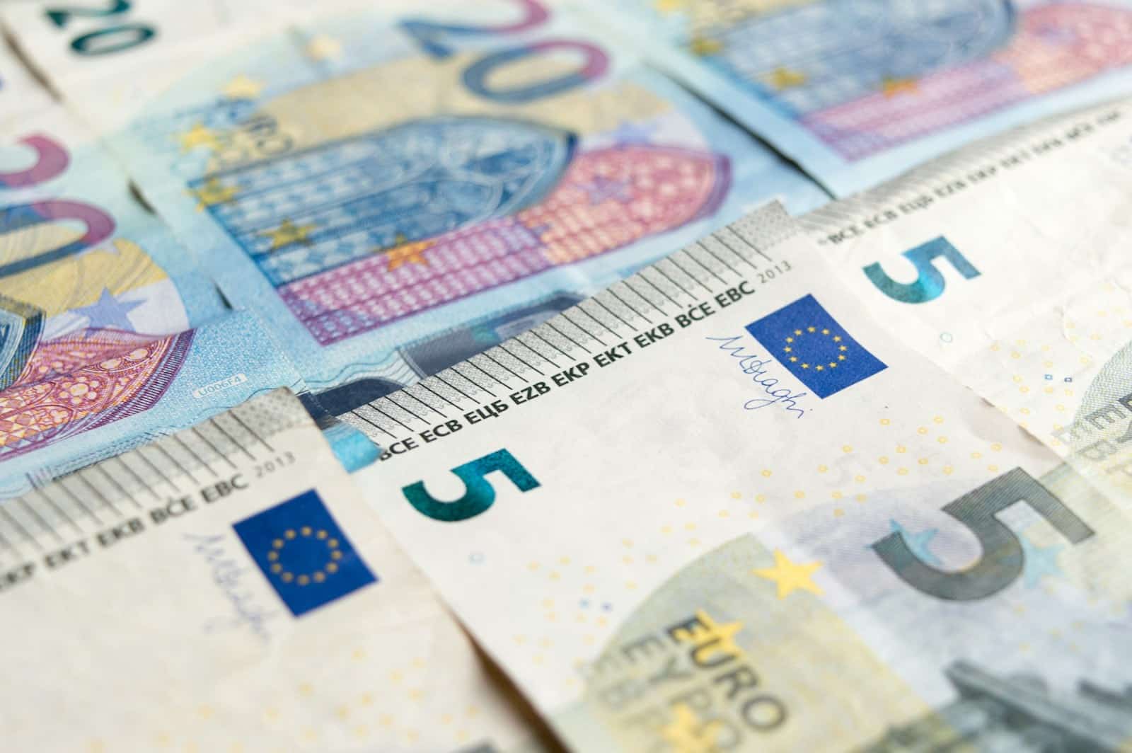 Ar ECB sureaguos į staigius pokyčius? Staigus euro šuolis sukėlė ekspertų nerimą