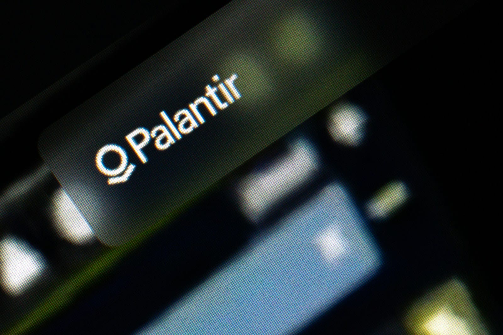 Konfliktas Artimuosiuose Rytuose veikia rinkas: „Palantir“ akcijos šoktelėjo 15%